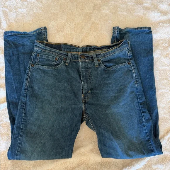 Men’s Levi Jeans - Picture 3 of 4